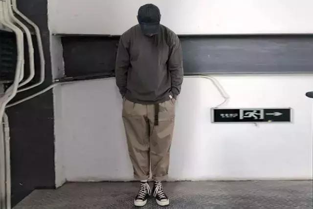 大地色穿搭才是正解,不上黑白灰!