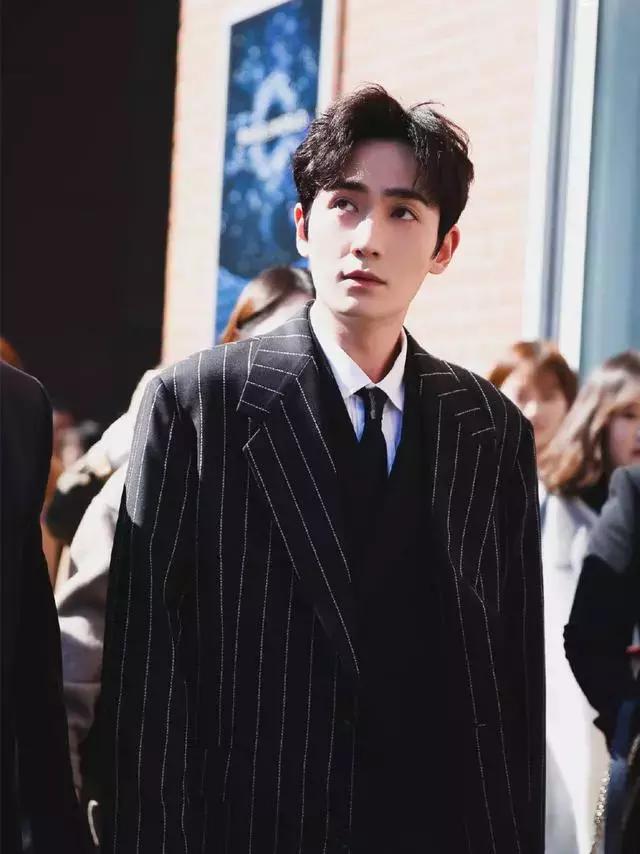 同穿条纹衫,林彦俊撞上朱一龙!