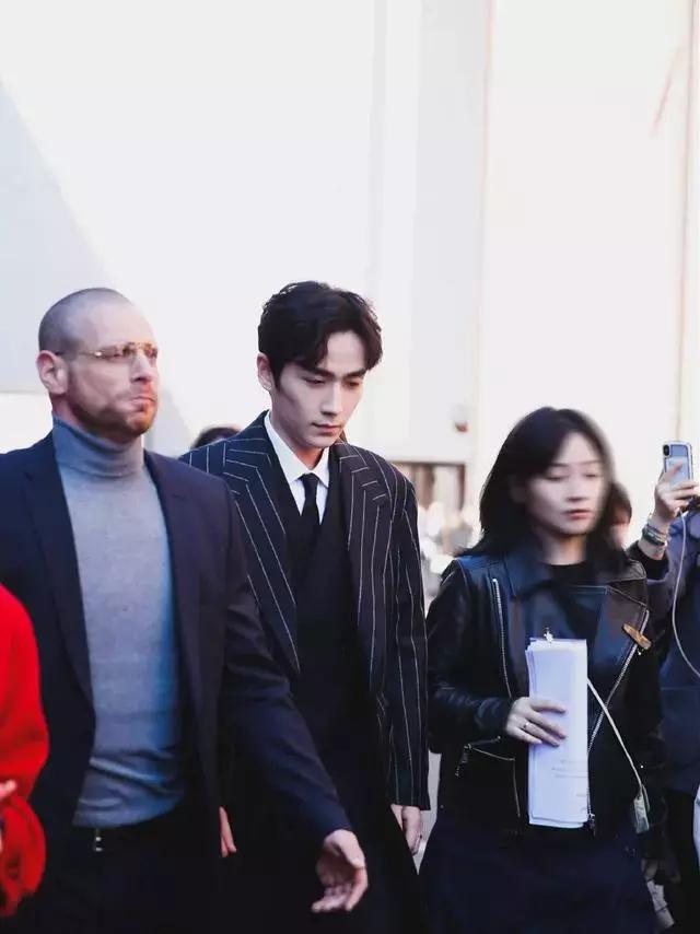 同穿条纹衫,林彦俊撞上朱一龙!