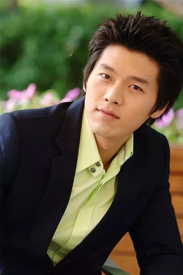 玄彬又帅了,白T恤配长大衣轻松穿出型男范!