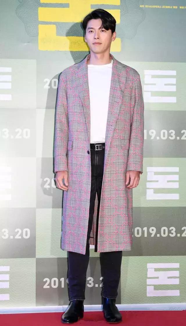 玄彬又帅了,白T恤配长大衣轻松穿出型男范!