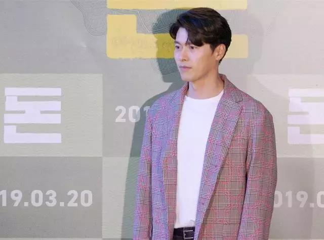 玄彬又帅了,白T恤配长大衣轻松穿出型男范!