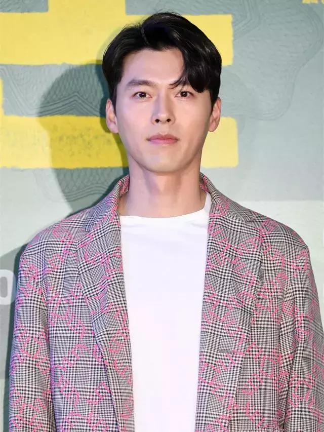 玄彬又帅了,白T恤配长大衣轻松穿出型男范!