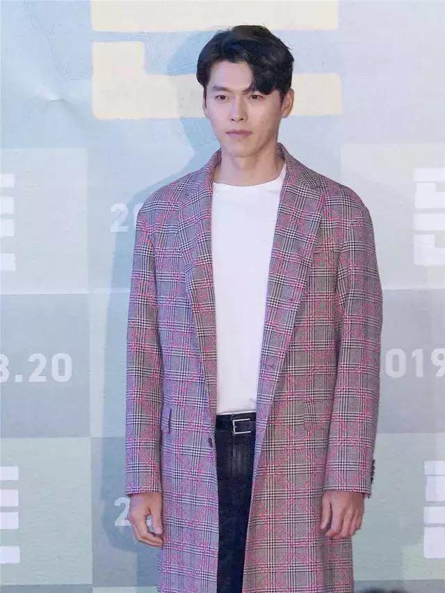 玄彬又帅了,白T恤配长大衣轻松穿出型男范!
