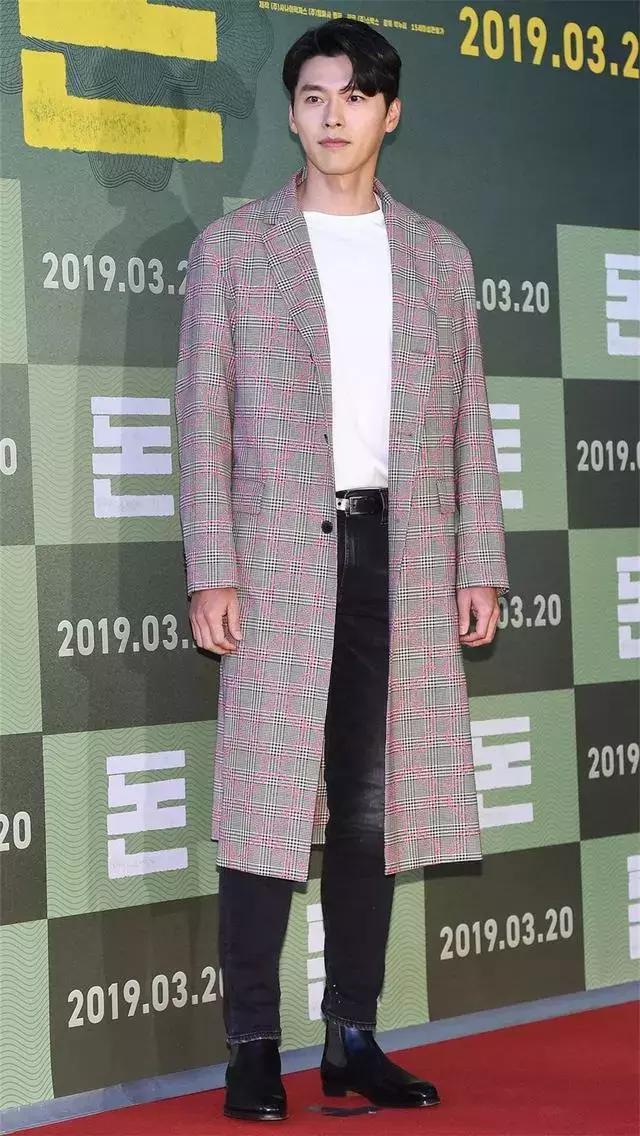 玄彬又帅了,白T恤配长大衣轻松穿出型男范!