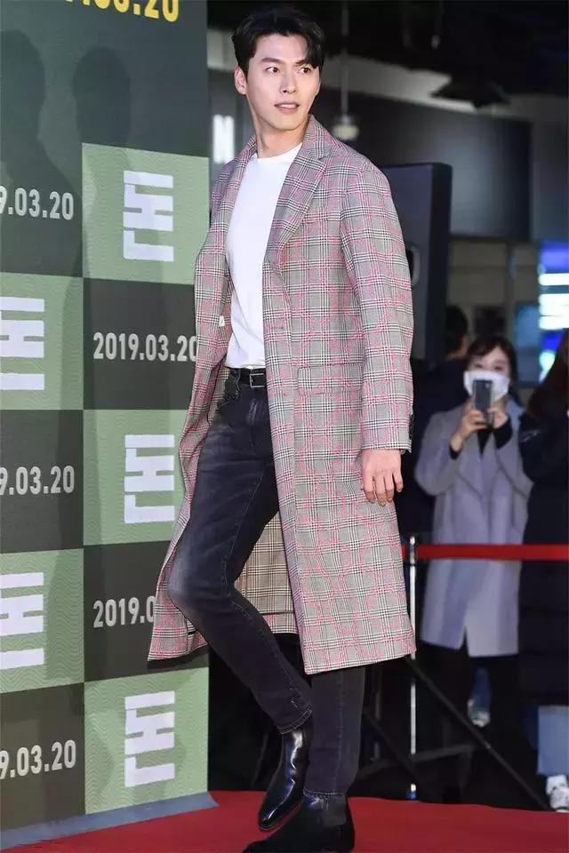 玄彬又帅了,白T恤配长大衣轻松穿出型男范!