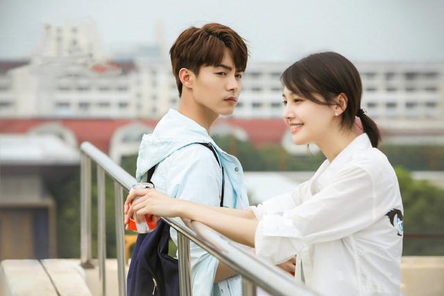 马天宇33岁还能演学生?私下穿搭简约帅气,剪寸头更看不出年纪了