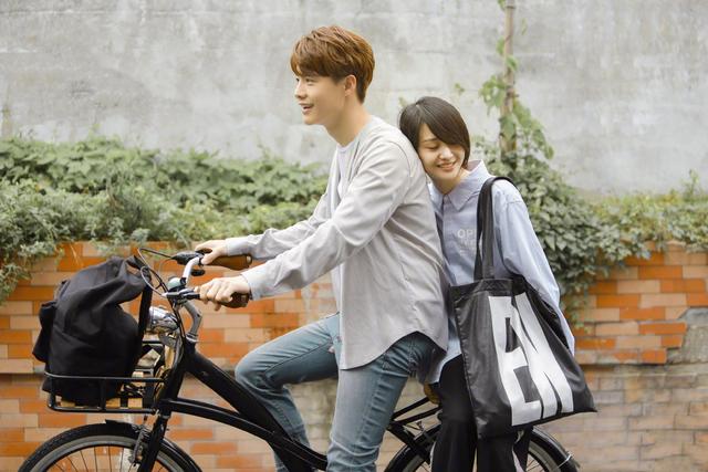 马天宇33岁还能演学生?私下穿搭简约帅气,剪寸头更看不出年纪了