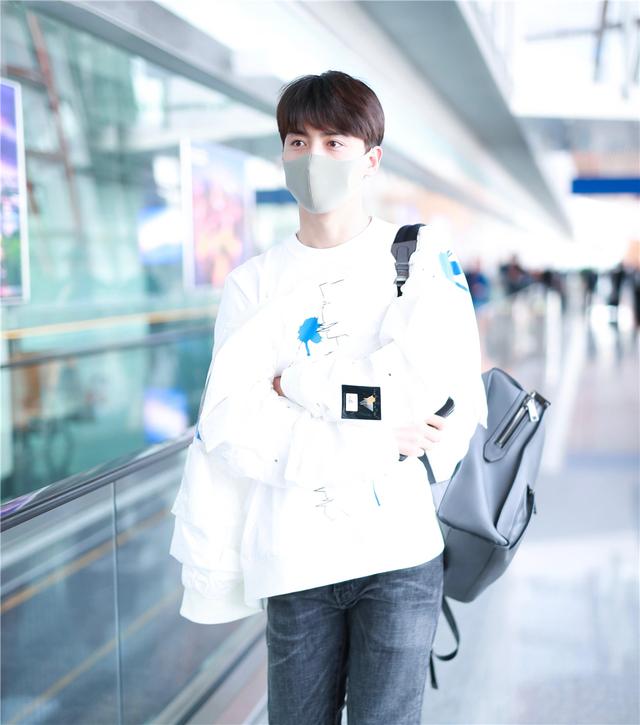 马天宇33岁还能演学生?私下穿搭简约帅气,剪寸头更看不出年纪了