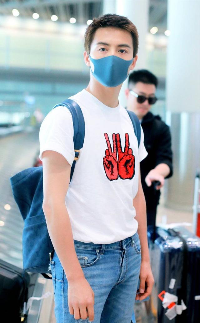 马天宇33岁还能演学生?私下穿搭简约帅气,剪寸头更看不出年纪了