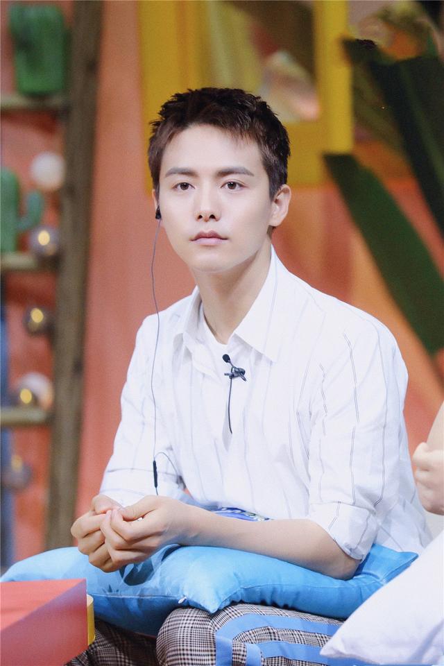 马天宇33岁还能演学生?私下穿搭简约帅气,剪寸头更看不出年纪了