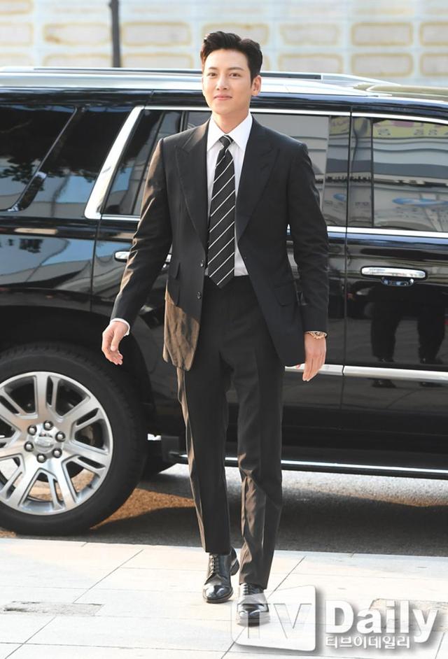 池昌旭出席品牌活动!好久不见的西装Look,真的非常帅气呢