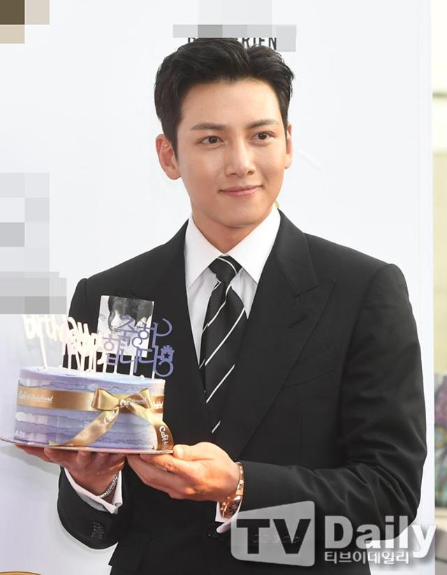 池昌旭出席品牌活动!好久不见的西装Look,真的非常帅气呢