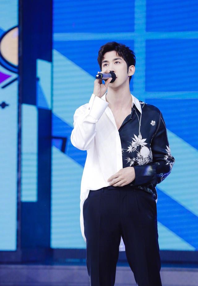 32岁李治廷改走偶像路线了?黑白衬衫时髦简约,颜值身材齐上线