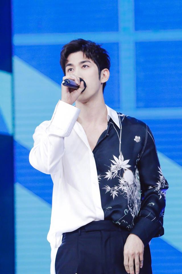 32岁李治廷改走偶像路线了?黑白衬衫时髦简约,颜值身材齐上线