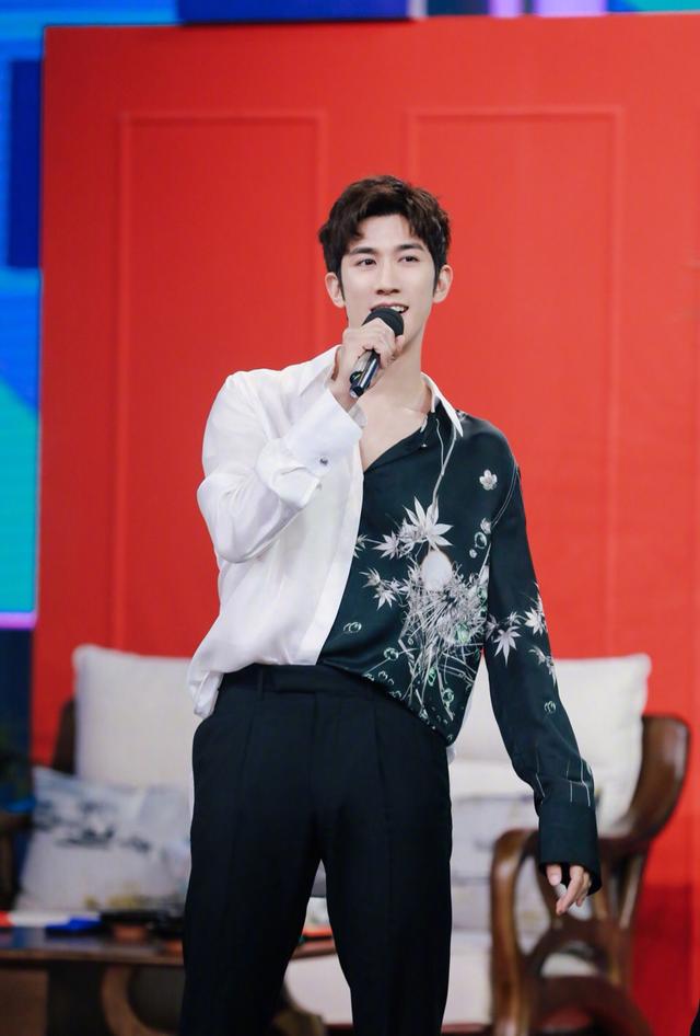 32岁李治廷改走偶像路线了?黑白衬衫时髦简约,颜值身材齐上线