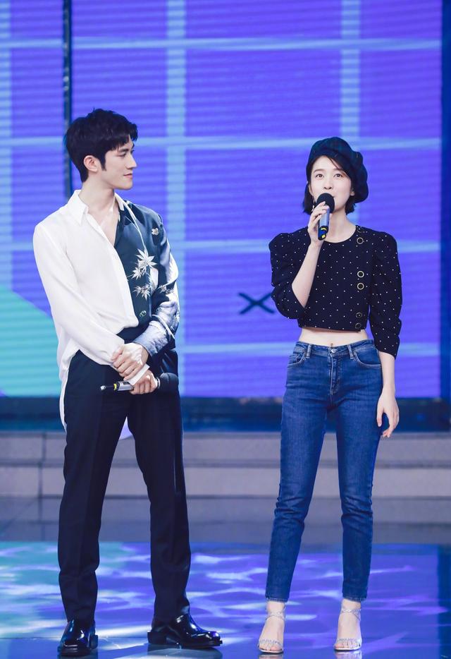 32岁李治廷改走偶像路线了?黑白衬衫时髦简约,颜值身材齐上线