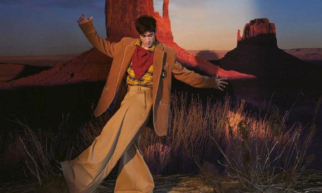 32岁李治廷改走偶像路线了?黑白衬衫时髦简约,颜值身材齐上线