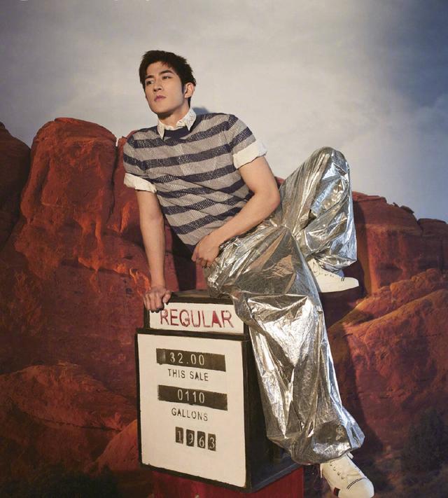 32岁李治廷改走偶像路线了?黑白衬衫时髦简约,颜值身材齐上线