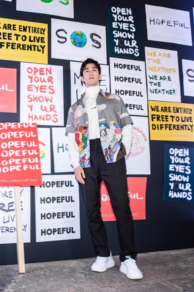 32岁李治廷改走偶像路线了?黑白衬衫时髦简约,颜值身材齐上线