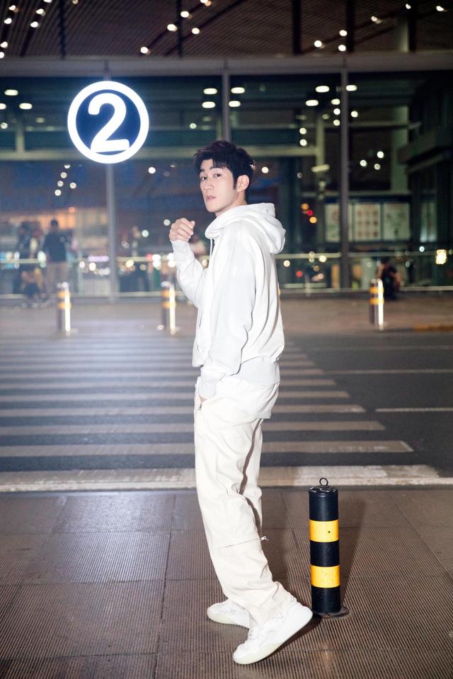 32岁李治廷改走偶像路线了?黑白衬衫时髦简约,颜值身材齐上线