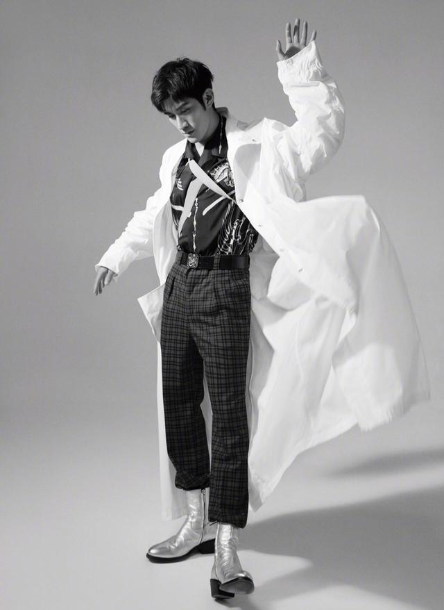 32岁李治廷改走偶像路线了?黑白衬衫时髦简约,颜值身材齐上线