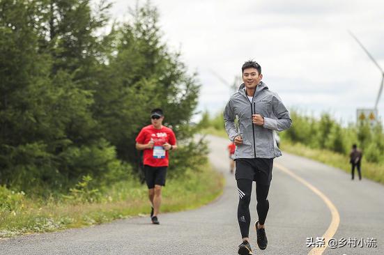宁泽涛晒户外照:身穿防晒衣参加接力赛,又萌又帅的包包超可爱
