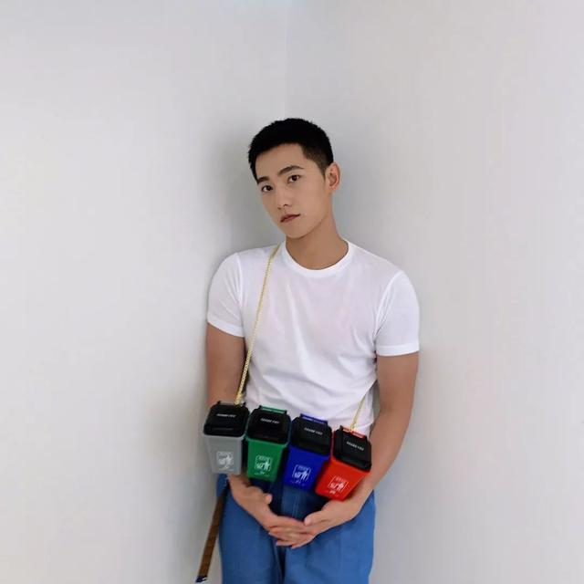 杨洋最新垃圾分类时尚LOOK,阳刚帅气,夏日可以一试