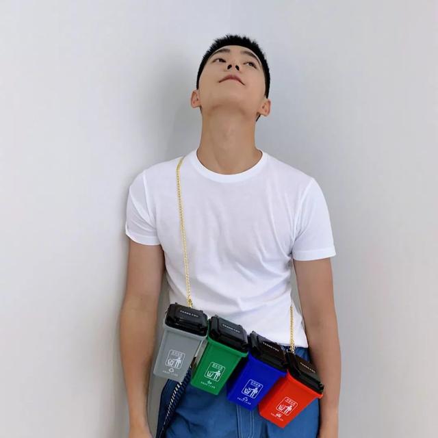 杨洋最新垃圾分类时尚LOOK,阳刚帅气,夏日可以一试