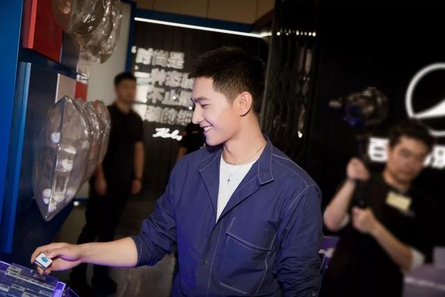 杨洋最新垃圾分类时尚LOOK,阳刚帅气,夏日可以一试