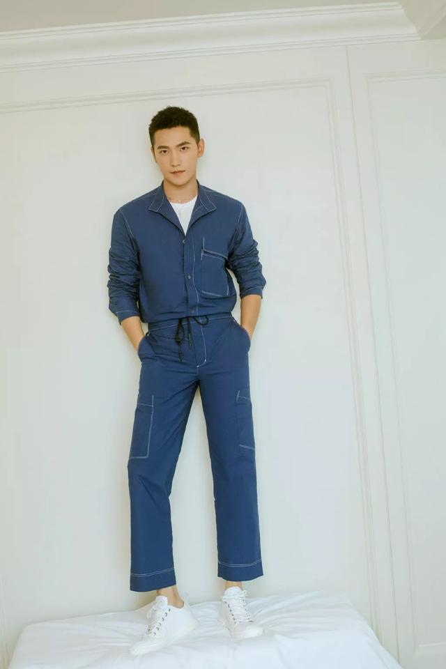 杨洋最新垃圾分类时尚LOOK,阳刚帅气,夏日可以一试