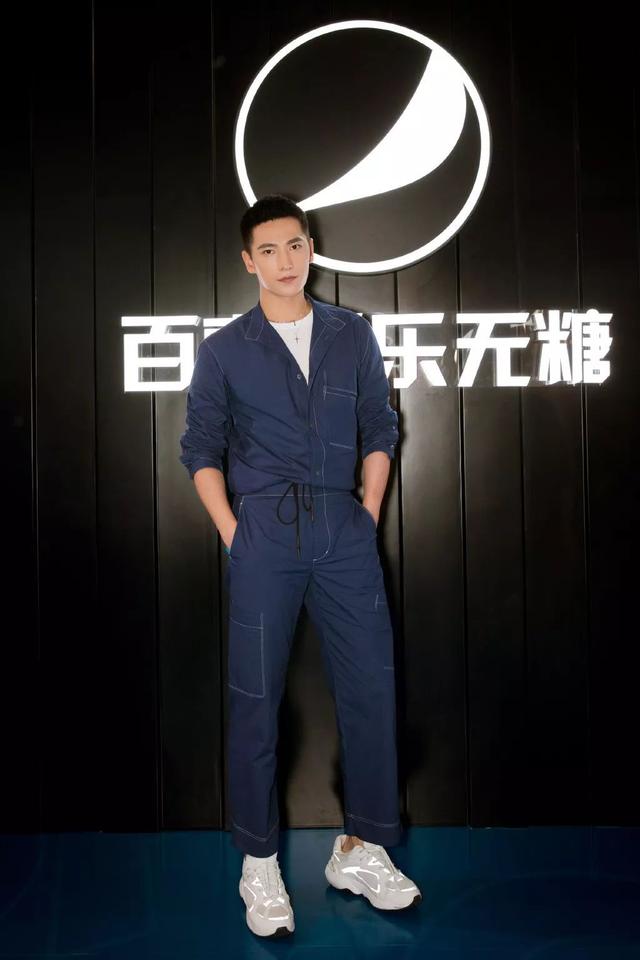 杨洋最新垃圾分类时尚LOOK,阳刚帅气,夏日可以一试