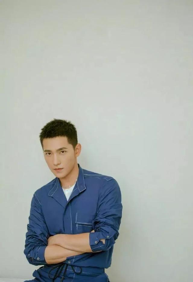 杨洋最新垃圾分类时尚LOOK,阳刚帅气,夏日可以一试