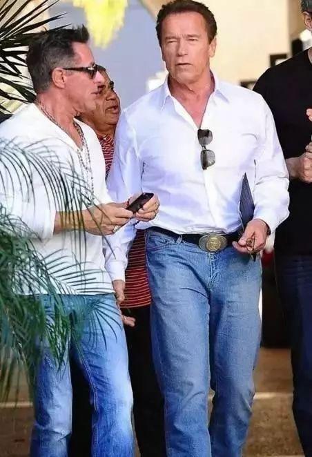 有肚子穿衣难看?学会这几个穿搭技巧