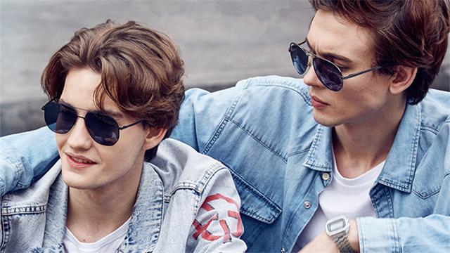 墨镜助力街拍,装酷耍帅全靠它