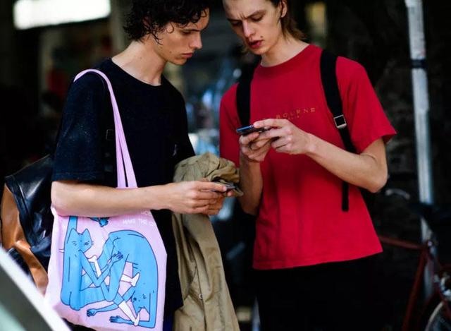 皮肤黑的男生,别穿这3种颜色的衣服