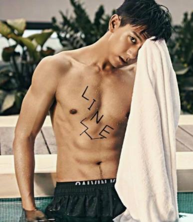 李现健身晒自拍照,却被腹肌抢镜了,网友:够我羡慕一辈子