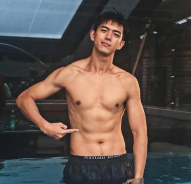 李现健身晒自拍照,却被腹肌抢镜了,网友:够我羡慕一辈子