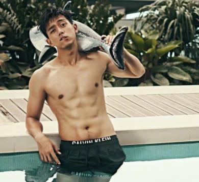 李现健身晒自拍照,却被腹肌抢镜了,网友:够我羡慕一辈子