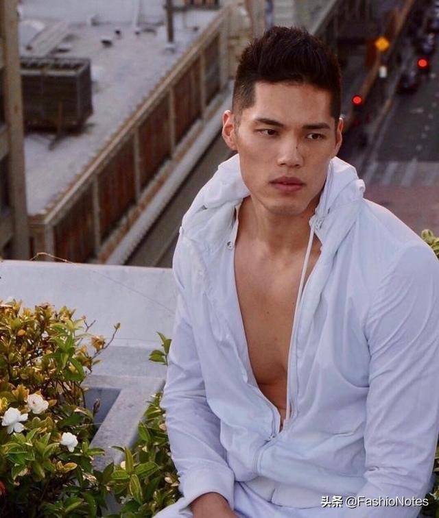 金小妹贴身保镖身材健硕样貌俊俏,变模特登杂志,还会制造话题