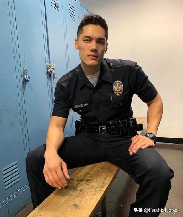 金小妹贴身保镖身材健硕样貌俊俏,变模特登杂志,还会制造话题