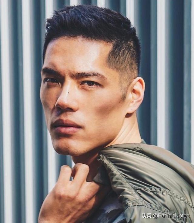 金小妹贴身保镖身材健硕样貌俊俏,变模特登杂志,还会制造话题