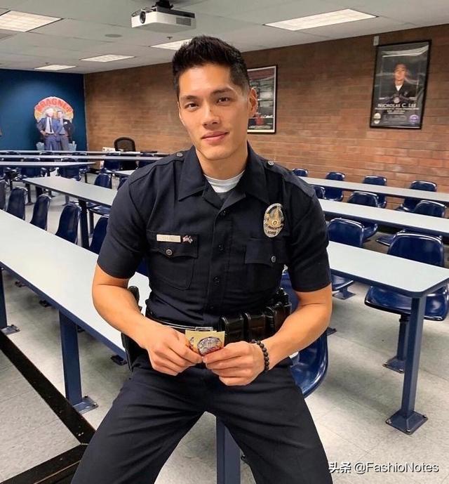 金小妹贴身保镖身材健硕样貌俊俏,变模特登杂志,还会制造话题