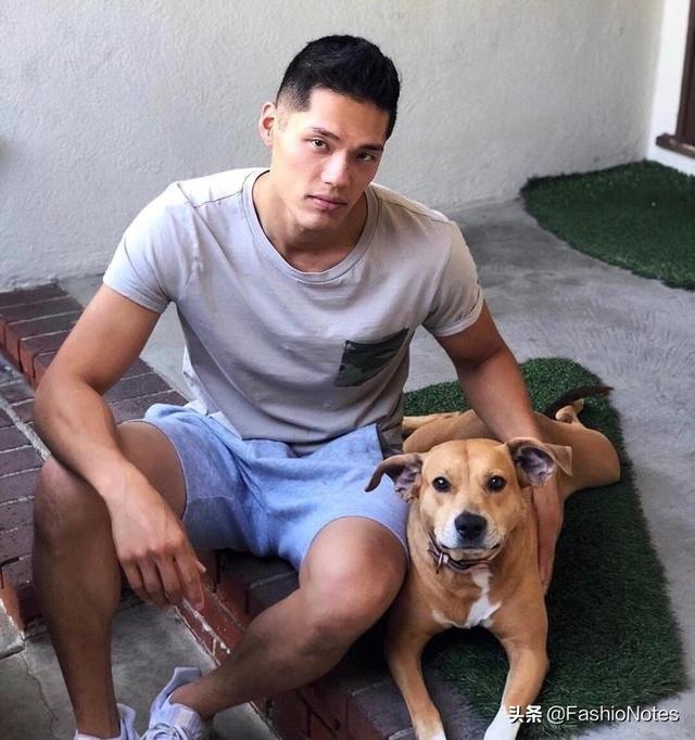 金小妹贴身保镖身材健硕样貌俊俏,变模特登杂志,还会制造话题