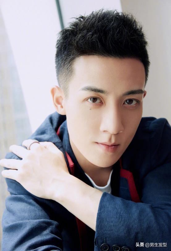 男生“小帅气”发型有哪些?理发师推荐这4款,不用看脸都很帅
