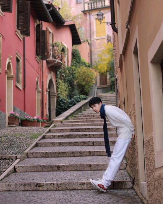 刘昊然简直是直男的穿衣模板！白色衬衫+牛仔裤干净清爽，帅帅的