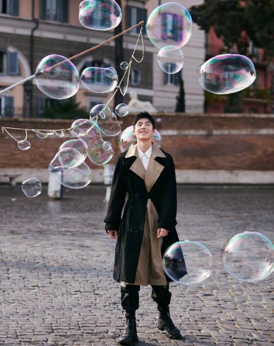 刘昊然简直是直男的穿衣模板！白色衬衫+牛仔裤干净清爽，帅帅的