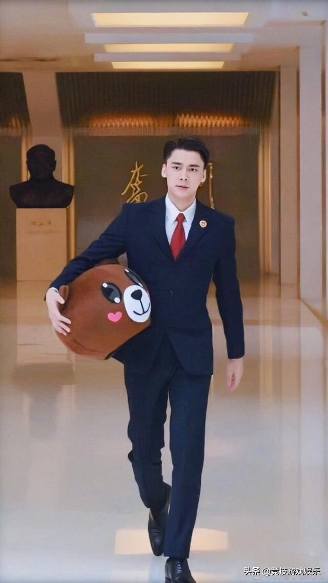 李易峰新剧来袭,穿检察官制服一身正气,网友:发胶是认真的吗?