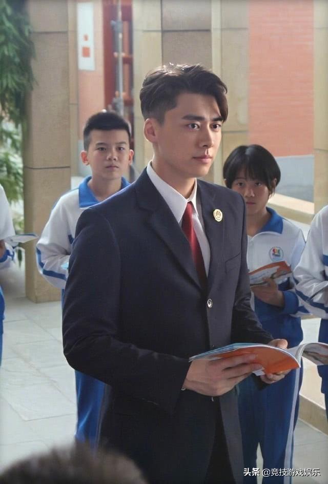 李易峰新剧来袭,穿检察官制服一身正气,网友:发胶是认真的吗?