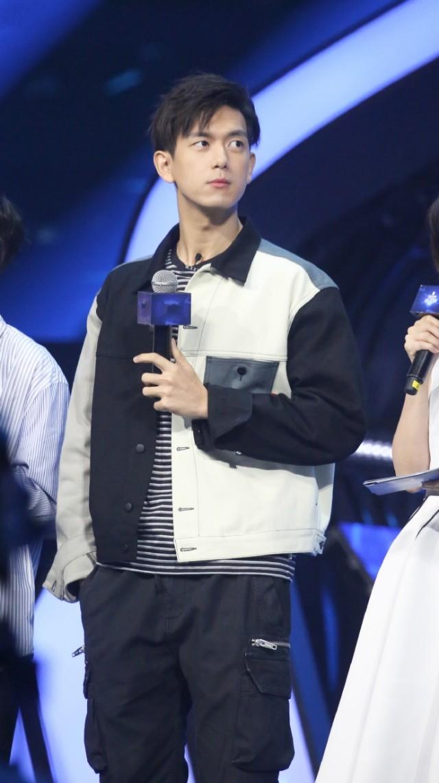 李现活动生图流出,当他低头大笑时 网友:再也不是韩商言